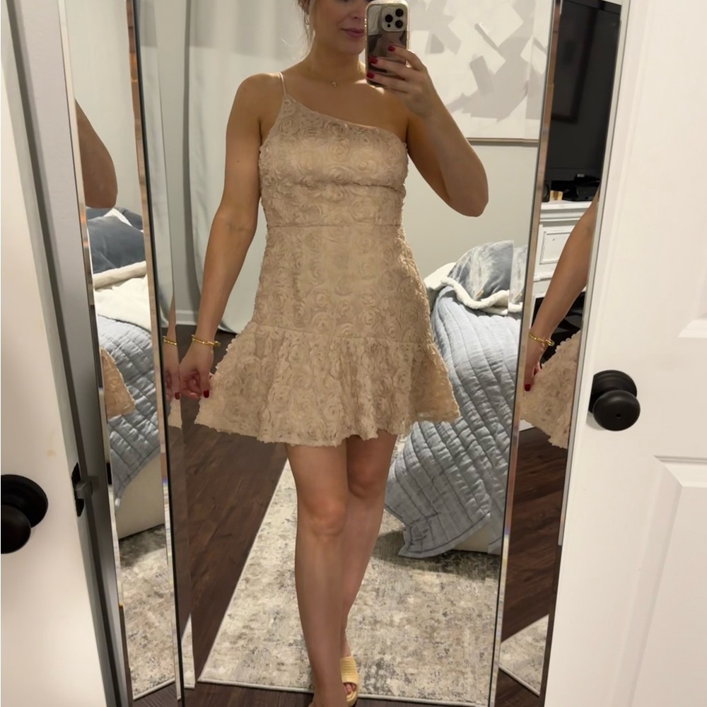 Elegant One-Shoulder Flower Dress in Cream - Picture 3 of 8